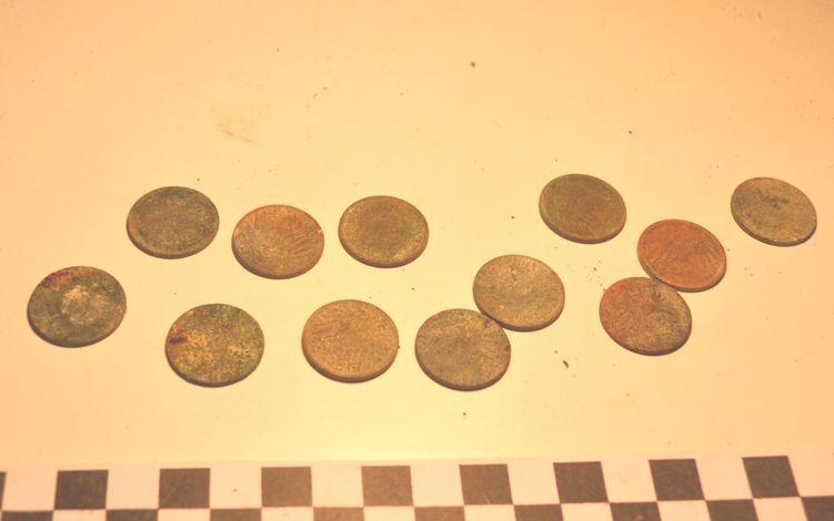 Pruskie monety znalezione w rejonie Starych Koszar. Fot. M.Dura Cały czas jednak zachowywane są warunki bezpieczeństwa. Teren prac archeologicznych jest najpierw przeszukiwany przez saperów.