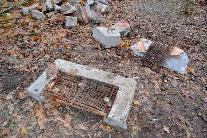 Fragment wejścia do Starych Koszar z metalową kratką oraz fragment stopnia schodów z Willi Oﬁcerskiej z metalowym oczyszczaczem do butów. Fot. M.