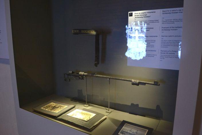 Jedna z dwóch gablot poświęcona Westerplatte i jedyna z eksponatami w Muzeum II Wojny Światowej w Gdańsku. Fot. M.Dura Jest nim wymieniony na końcu: destrukt polskiego karabinka Mauser wz.