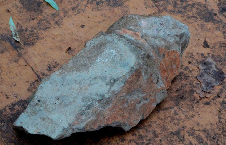Fragment muru zniszczonej Wartowni nr 5 z widocznym kolorem malowania zewnętrznego. Fot. M.Dura Co robiono w rejonie Starych Koszar?