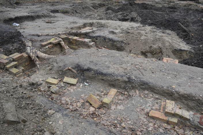 Fundamenty Starych Koszar zostały zniszczone podczas rozbiórki w latach 1939-1941 i przez przyrodę. Fot. M.