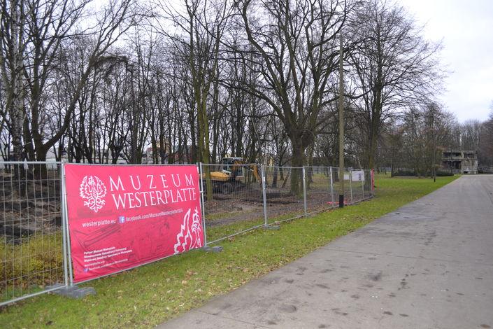Teren wykopalisk w 2017 r. znajdował się z lewej strony drogi asfaltowej dochodzącej do ruin Nowych Koszar. Fot. M.