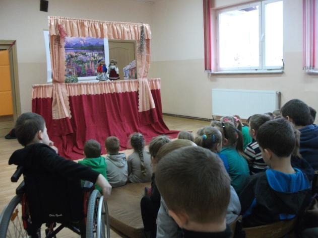 Teatrzyk Królowa Śniegu w naszej szkole W lutym do naszej szkoły przyjechał teatrzyk pt. "Królowa Śniegu". Wszyscy oczekiwali go z niecierpliwością.