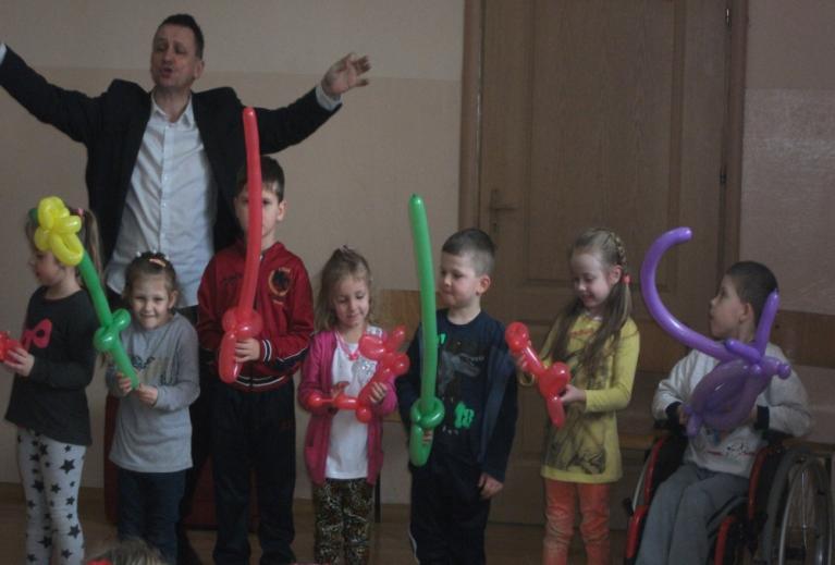 Niektórzy mu pomagali lub sami próbowali wykonać kilka sztuczek, ale niestety im to nie wychodziło.
