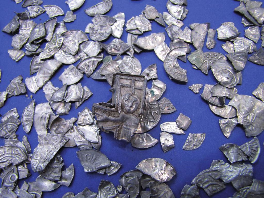 inwentaryzacja wczesnośredniowiecznych znalezisk pieniądza kruszcowego w polsce 57 ryc. 6. skarb z Mózgowa na warmii (Fot. M. Bogucki) Fig. 6. hacksilver hoard from Mózgowo in warmia (photo by M.