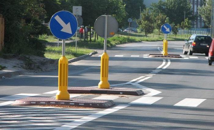 tabliczkami graficznie przedstawiającymi rodzaj przeszkody. Na azylach zaprojektowano ustawienie znaków C-9.
