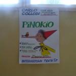 Starsi uczniowie zamienili salę gimnastyczną w kinową.