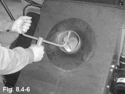 4-6) Usunąć podporę zabezpieczającą Opuścić zbiornik w pozycję roboczą Zamknąć i zablokować pokrywę zespołu koszącego.