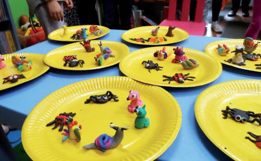 Stałym punktem programu były zajęcia plastyczne, w trakcie których uczestnicy poznali różne techniki plastyczne tworząc zwierzątka z plasteliny, z kolorowego papieru motyle i rysując obrazek z