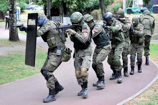 Kluczowym punktem pikniku w wykonaniu Strzelców był pokaz dynamiczny, gdzie zaprezentowane zostały trzy elementy pracy oddziału.