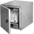 Szczelna szafka ze stali nierdzewnej zabezpiecza drukarkę przed zniszczeniem, pozwalając jej pracować w miejscach do