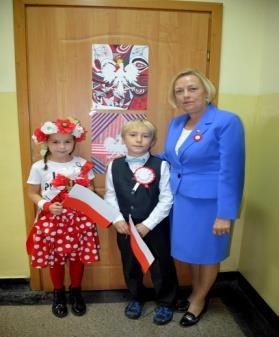 Annę Misiołek wykonały piosenkę patriotyczną,,mały patriota". Następnie cała społeczność szkolna spotkała się w nowej sali gimnastycznej, gdzie po krótkim przemówieniu p.