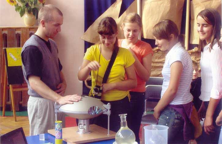 , odwiedziła SP 113, w której odbywały się pokazy naukowe IX Dolnośląskiego Festiwalu Nauki.