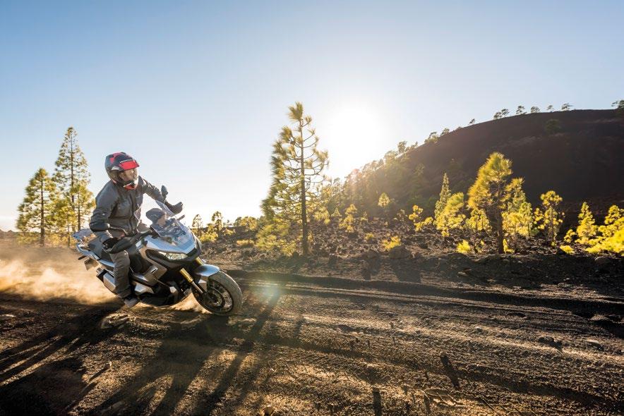 NOWOŚĆ 2018 X-ADV ADVENTURE SUV NA DWÓCH KOŁACH X-ADV łączy w sobie styl i wygodę SUV-a oferując długi skok zawieszenia i imponujące osiągi, dzięki dwucylindrowemu silnikowi o pojemności