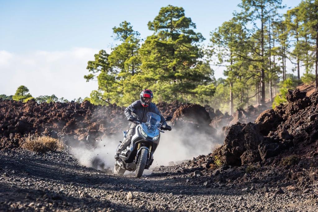X-ADV jest również wyposażony w szybę z 5-stopniową regulacją, zwężaną aluminiową kierownicę, osłony dłoni z Africa Twin, zegary w rajdowym stylu i stopkę centralną.