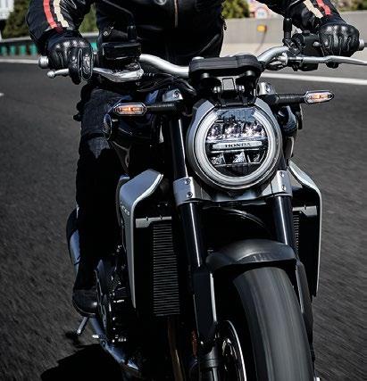 mocnym i dynamicznym motocyklem. Dostępne są cztery tryby jazdy: RAIN, STANDARD, SPORT oraz dodatkowy tryb USER.