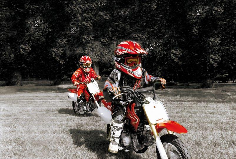 motocykl ma wytrzymałe podwozie i niezawodny, 4-suwowy