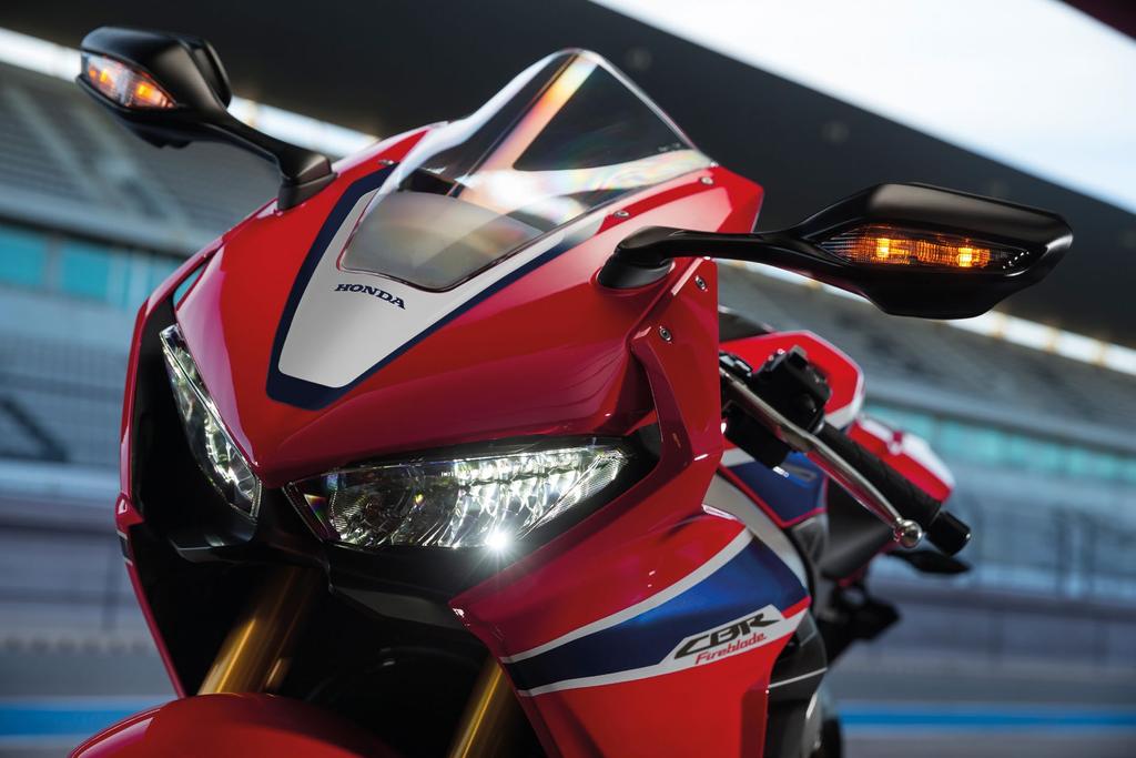 TRYBY JAZDY FIREBLADE Fireblade jest lżejszy, szybszy i bardziej zaawansowany technologicznie niż jakikolwiek inny motocykl Hondy. Współczynnik mocy do wagi jest idealny na tor.