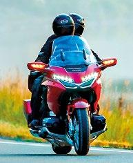 Gold Wing Tour jest również wyposażony w kufry boczne i centralny, tylne głośniki, podgrzewane manetki oraz