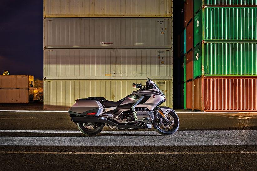NOWOŚĆ 2018 GL1800 GOLDWING STREET ZŁOTY STANDARD Lżejsza i bardziej kompaktowa Honda GL1800 GoldWing sprawia, że turystyka jest łatwiejsza niż kiedykolwiek.