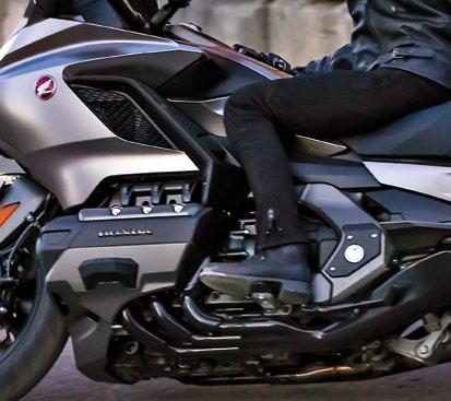 Ten flagowy motocykl marki Honda wciąż nie ma sobie równych pod względem poczucia luksusu i komfortu podczas jazdy czy to w mieście, czy w długich trasach. PLRS HMAS HSTC 126,5 KM 5500 obr./min.