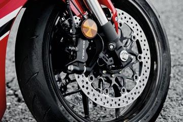 Wszystkie lampy Hondy CBR1000RR zostały wykonane w technologii - dwie przednie lampy, tylne lampy oraz wskaźniki - są aerodynamiczne, kompaktowe i jasne.