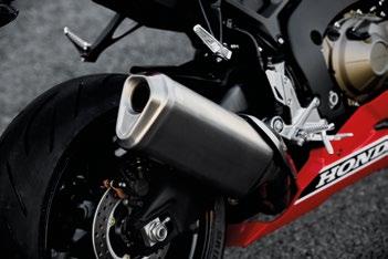Wyświetlacz pokazuje trzy tryby: na ulicę, na tor, oraz techniczny, ułatwiając kierowcy współpracę z motocyklem. 191,8 KM 13000 obr./min.