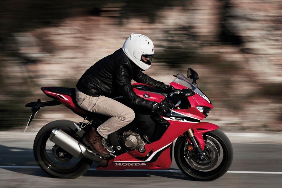 Korzystając z IMU i komunikując się przez HSTC, motocykl oferuje stabilność podczas jazdy na wprost oraz kontroluje uślizgi przy wyjściu z zakrętów.