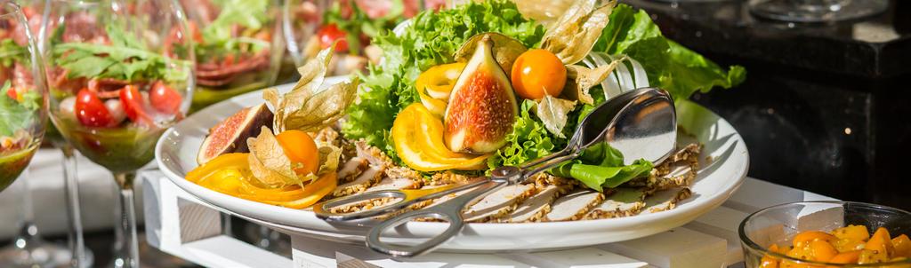 WYBÓR ZDROWYCH I WEGETARIAŃSKICH ZAKĄSEK Deska serów z salsą z suszonych owoców i dodatkami Pasztet z cieciorki i marchewki / chutney z białych szparagów i świeżego estragonu Sałatka z sera tofu i