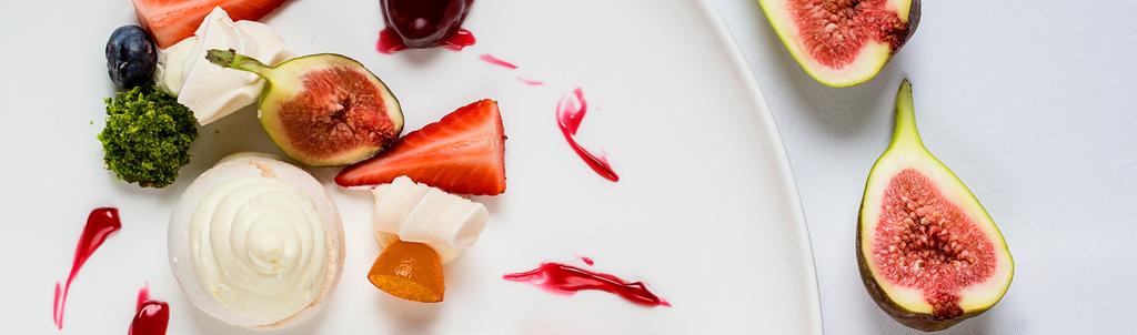 WYBÓR CIEPŁYCH DAŃ ORIENTALNYCH Kurczak / zielone curry / mleko kokosowe / świeża kolendra Makaron ryżowy z rybą / sos sojowo-imbirowy Ryż basmati / warzywa / sos ostrygowy WYBÓR CIEPŁYCH DAŃ Z RYBĄ