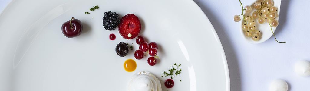 WYBÓR DESERÓW NA BUFECIE SŁODKI KĄCIK Z DESERAMI Fontanna czekoladowo - karmelowa / szaszłyki owocowe / kruche ciasteczka Beza / ser mascarpone / galaretka malinowa Ciasto kawowo - orzechowe / salsa