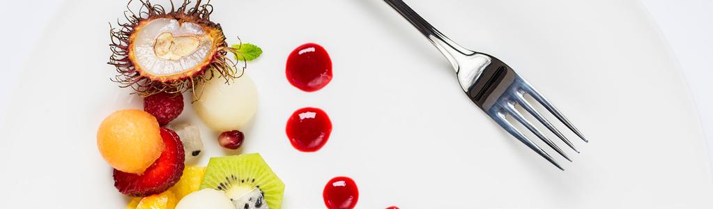 KĄCIK DLA DZIECI Wybór mini kanapek Jarzynowe crudités Koreczki serowe z winogronem Chipsy, orzeszki i nachos Popcorn Pizza własnego wypieku Paluszki z kurczaka w panierce kokosowej
