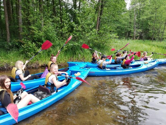 Wycieczki Spływ kajakowy W dniach 14-17 czerwca 2018 r. tradycyjnie już odbył się szkolny spływ kajakowy. Uczestniczyły w nim wyjątkowo w tym roku same dziewczęta, opiekunami wyprawy byli: p.