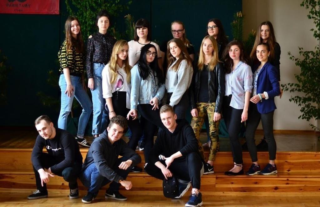 Nasi uczniowie 88 klasa 2d - wychowawca: mgr Marzena Wojtkowiak Baśkiewicz Marcjanna,Biernacka Emilia, Bruś Weronika, Chlebowska Izabela, Górniak Karolina, Herudzińska Aleksandra, Kantek Katarzyna,