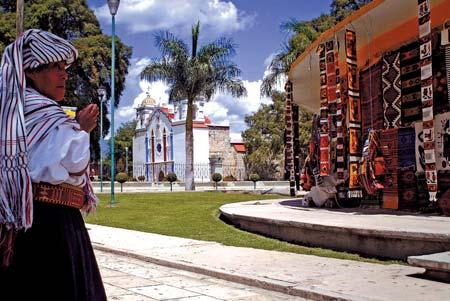 Przejazd na Plac III Kultur, na którym w sposób symboliczny spotykają się trzy kultury tworzące dzisiejszy Meksyk: kultura aztecka, hiszpańska i metyska.