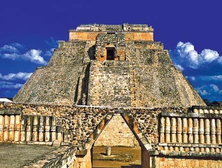 Zwiedzanie Chichen-Itza, miasta wpisanego w roku 1988 na listę Światowego Dziedzictwa UNESCO, a 7 lipca 2007 ogłoszonego jednym z Siedmiu Nowych Cudów Świata.