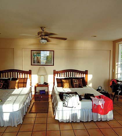 Dostępne są pokoje typu suite z dobrze wyposażonym aneksem kuchennym. basen, ręczniki przy plaży, bar na plaży, wypożyczalnia rowerów, punkt informacji turystycznej.