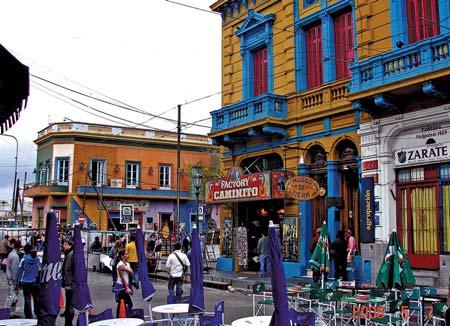 Jeden z bardziej znanych pchlich targów odbywa się co niedzielę na Plaza Dorrego w dzielnicy San Telmo.
