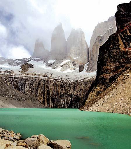 DZIEŃ 8: EL CALAFATE PUERTO IGUAZU Śniadanie w hotelu. Przejazd na lotnisko w Calafate i przelot do Puerto Iguazu. Transfer do hotelu, zakwaterowanie na 2 noce. Czas wolny.