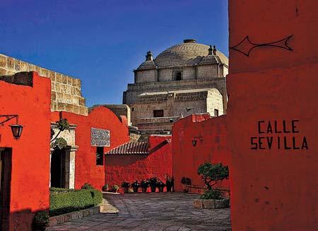 Odwiedzimy inkaskie twierdze w Puca-Pucara i Sacsayhuaman oraz Kenko centrum religijne poświęcone Bogu Viracocha. Nocleg w Cuzco.