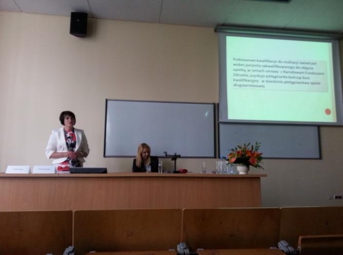 OIPIP Siedlce Nr 42-43/VI/2-3/2014 Hanna Sposób podczas prezentacji pracy Profesor Jean Watson z uczestniczkami