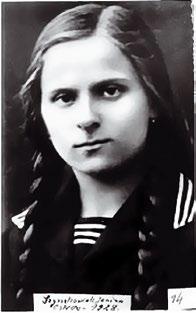 Żeńskim Liceum i Gimnazjum Humanistycznym w Ostrowie Wielkopolskim. Była pilną i ambitną uczennicą.