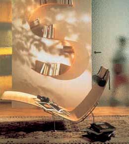 OPIS Szkło DECORGLASS jest szkłem ornamentowym bezbarwnym lub barwionym w masie. To półprzezierne szkło uzyskuje się w procesie walcowania płynnego szkła pomiędzy dwoma cylindrami.