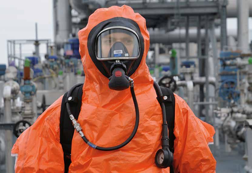 14 Ochrona przed niebezpiecznymi cieczami: jednorazowy kombinezon Dräger SPC 3800.