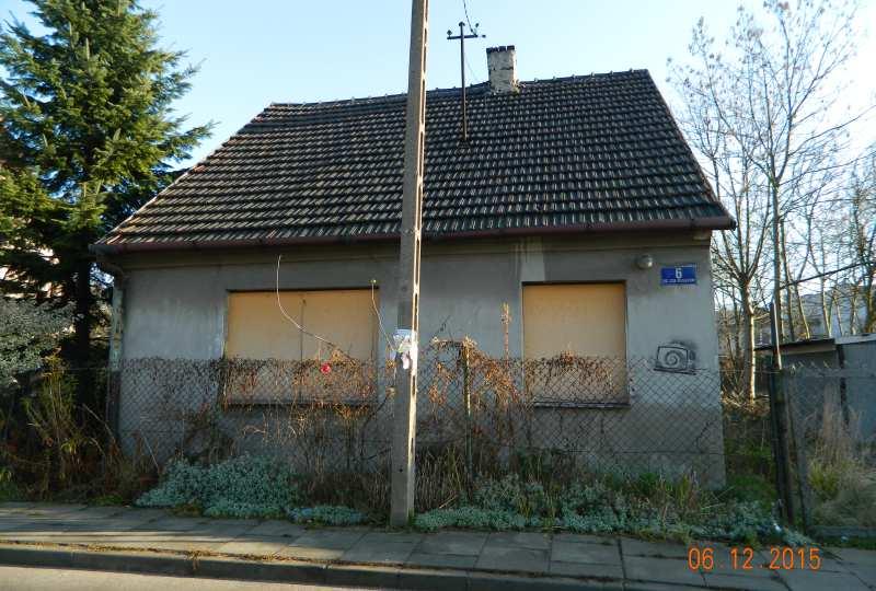 przy jej wylocie do ulicy