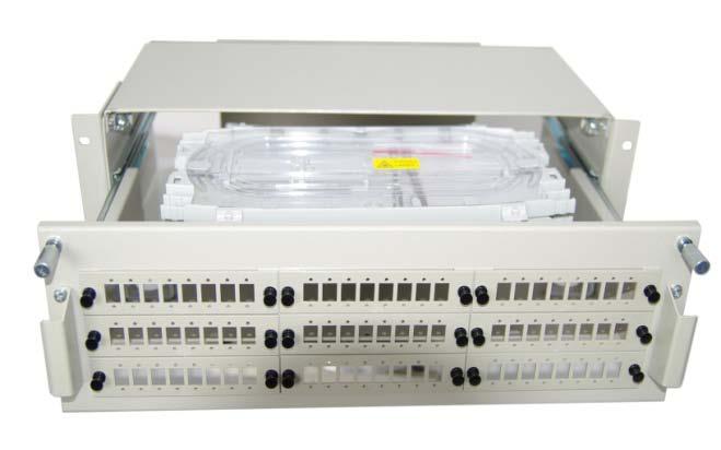 96 portów; panele czołowe uniwersalne na 9 modułów PS010; dwie kasety KSP24 każda do 48 spojeń; w wyposażeniu standardowym oznaczniki włókien