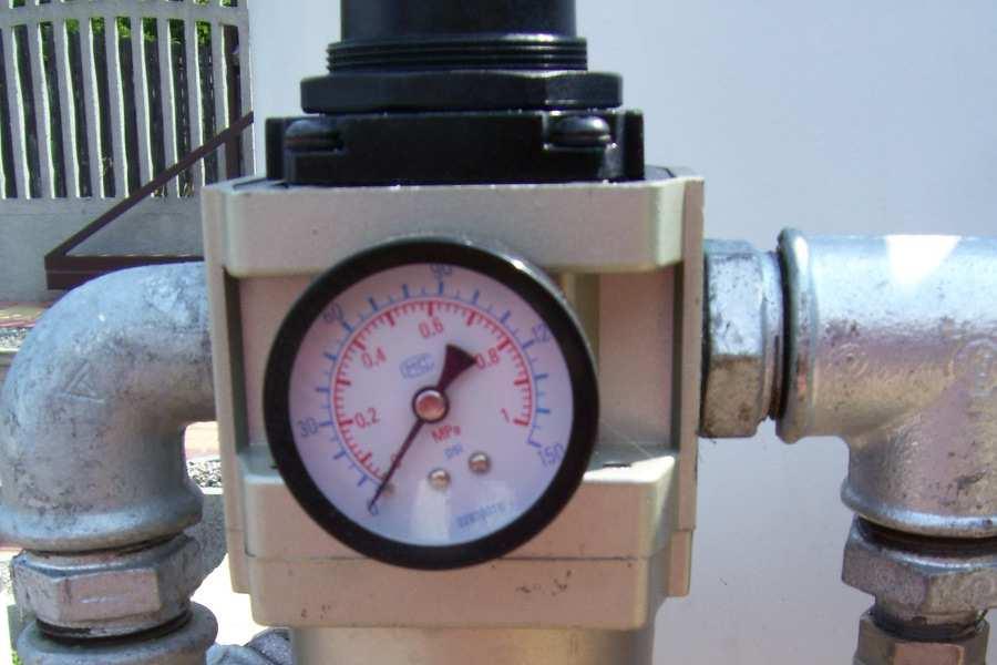9 ) Obsługa filtrów odwadniaczy. W celu prawidłowego działania należy okresowo dokonywać spustu kondensatu z filtrów odwadniaczy wciskając zaworek upustowy.
