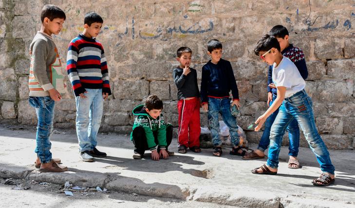 >> działania Caritas w Syrii >> 3500 SYP mleko wzrost ceny: 1300% 250 SYP 15 000 SYP spodnie wzrost ceny: 400% 3000 SYP CARITAS POLSKA POMAGA W SYRII Caritas Polska od początku trwania konfliktu