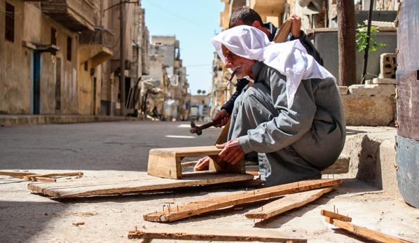 >> życie w Syrii >> ŻYCIE W SYRII Ludzie uwięzieni w oblężonych miastach, bez środków do życia, odcięci od pomocy przeżywają dramat, na który świat się znieczulił.
