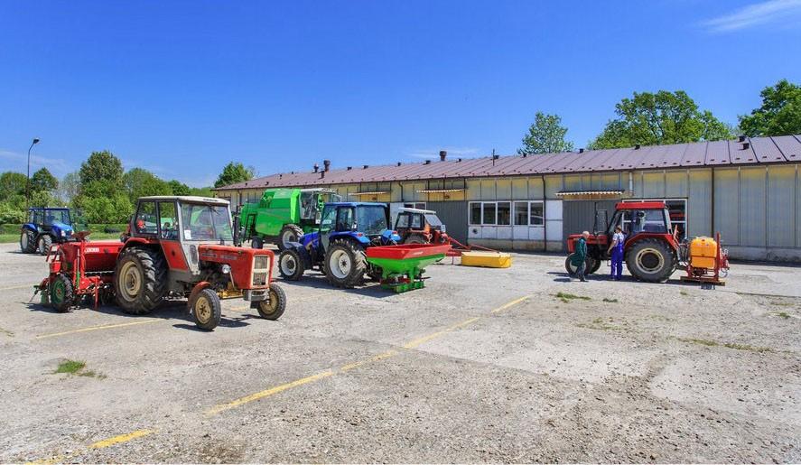 b) park maszynowy wyposażony w ciągniki rolnicze, maszyny,